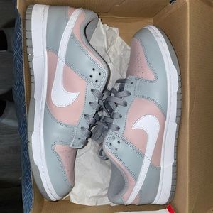 Woman’s Nike dunk low size 10 wms / 8.5 men